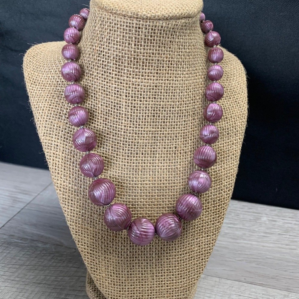 Vintage Molded Purple Ribbed Graduated Bead Necklace 16 Inch Choker Clasp